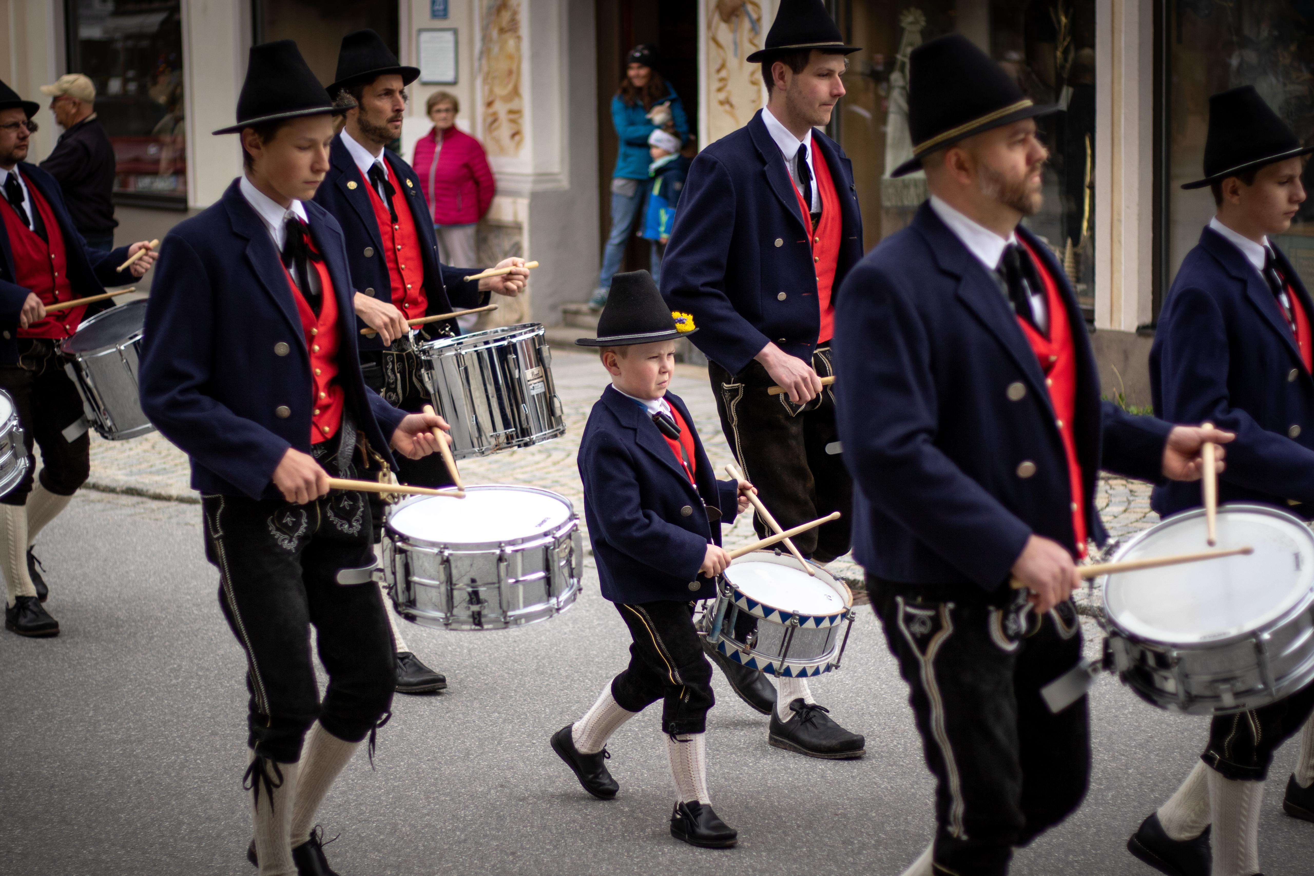 Der Trommlerzug des Musikvereins Oberammergau e.V. bei einem Festumzug